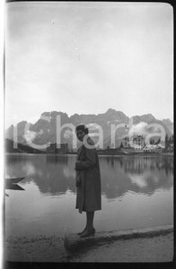 6X4cm NEGATIVO ORIGINALE* 1930 LAGO DI MISURINA Ritratto con Gruppo del Sorapiss  Negativo originale in bianco e nero (su pellicola), in formato cm 6 x 4E' severamente vietata la riproduzione. Tutti i diritti sono riservati. ICharta mette in vendita, sul negozio eBay e in esclusiva sul sito "icharta" il proprio archivio composto da numerose diapositive e negativi fotografici d'epoca, tutti originali e autentici, che attraversano la storia del costume italiano tra gli la fine degli anni Sessanta e Novanta.Si tratta di uno sguardo inedito sull'attualità, la politica, la vita quotidiana, il gossip e la cultura, che fotografa il cambiamento della nazione in quest'ultimo scorcio del XX secolo. Un'occasione unica per il mercato del collezionismo, che vede finalmente disponibile un archivio eccezionale per vastità, tematiche e condizioni, in un settore (il negativo fotografico e la diapositiva) di assoluta novità e dalle interessanti prospettive di investimento. CONDIZIONI:FAIR/discretoFORMATO: cm 6 x 4 originale e autentica 1