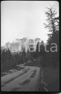 6X4cm NEGATIVO ORIGINALE* 1930 AURONZO DI CADORE Strada per Lago di MISURINA  Negativo originale in bianco e nero (su pellicola), in formato cm 6 x 4 E' severamente vietata la riproduzione. Tutti i diritti sono riservati. ICharta mette in vendita, sul negozio eBay e in esclusiva sul sito "icharta" il proprio archivio composto da numerose diapositive e negativi fotografici d'epoca, tutti originali e autentici, che attraversano la storia del costume italiano tra gli la fine degli anni Sessanta e Novanta.Si tratta di uno sguardo inedito sull'attualità, la politica, la vita quotidiana, il gossip e la cultura, che fotografa il cambiamento della nazione in quest'ultimo scorcio del XX secolo. Un'occasione unica per il mercato del collezionismo, che vede finalmente disponibile un archivio eccezionale per vastità, tematiche e condizioni, in un settore (il negativo fotografico e la diapositiva) di assoluta novità e dalle interessanti prospettive di investimento. CONDIZIONI:FAIR/discretoFORMATO: cm 6 x 4 originale e autentica 1