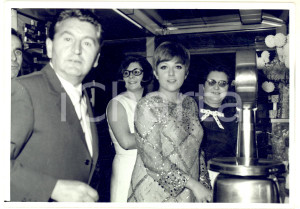 1965 ca BIELLA Orietta BERTI al banco del torrone in un locale - Foto 15x10