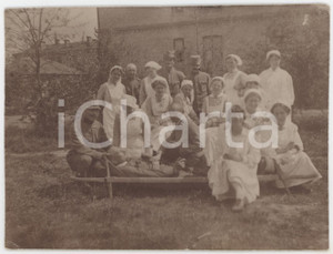 1920 WIEN - Hospital - Red Cross Nurses and officers with a patient *Photo 11x8