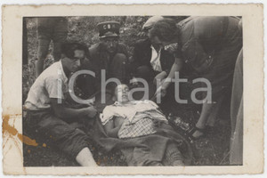 1940 ca WW2 ZONA DI GUERRA Ritrovamento cadavere di un giovane - Foto cartolina