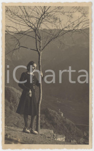 1941 COSTUME Ritratto di donna appoggiata a un albero *Fotocartolina 8x13 cm