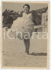 1935 ca COSTUME Donna in spiaggia coperta dal parasole - Foto 7x10 cm