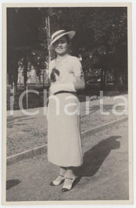 1934 ACQUI TERME - Ritratto di giovane donna a passeggio - Fotocartolina 8x13 cm