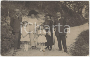 1920 SAINT-VINCENT (AO) Ritratto di famiglia su un sentiero - Foto cartolina