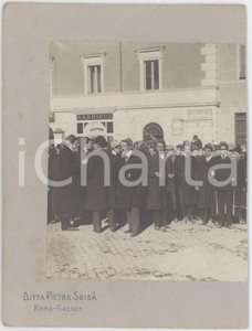 1910 ca AREA DI ROMA Gruppo di uomini in piazza - Foto Pietro SBISA' 12x16 cm