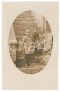 1920 ca ITALIA - BAMBINI - Due fratelli su scalinata - Ritratto - Foto cartolina