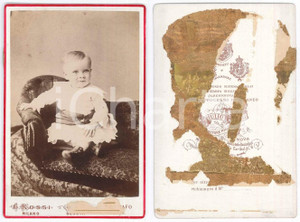 1890 ca MILANO Ritratto di bambino sul sofà - Foto Giulio ROSSI 11x16 cm