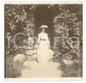1900 ca ITALIA - Escursionismo - Donna in abito bianco - Foto 9x9 cm
