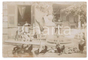 1900 ca ITALIA - Uomo in villa tra cani e galline *Fotografia anonima 11x7 cm