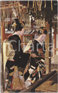 1980 ca TOURISM - KYOTO (JAPAN) - Maiko Girls - 5 VINTAGE photos Pubblicazione turistica d'epoca, contenente 5 fotografie seriali a colori in custodia con il cartoncino. GOOD/buono  Formato: 16x26 cm originale e autentica 1