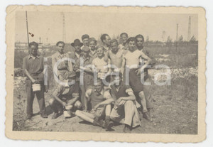 1940 ca Area di ABBIATEGRASSO Giovani a pranzo all'aperto - Foto 9x6 cm