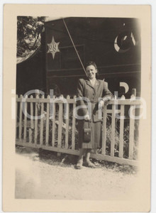 1950 ca s.l. - CIRCUS PINDER - Artista presso un carrozzone *Foto 6x9 cm