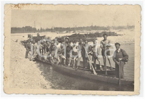 1940 ca Area di ABBIATEGRASSO Giovani in barca al Ticino - Foto 9x6 cm Fotografia originale d'epoca.FOTOGRAFO: Radio Dischi - Abbiategrasso POOR/danneggiato piegature e macchie marginali Formato: 9x6 cm originale e autentica 1