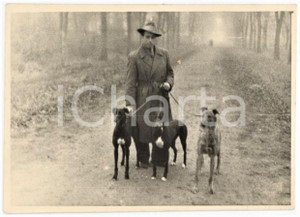 1940 ca ITALIA CACCIA Uomo con i cani - Ritratto - Fotografia anonima 11x7 cm