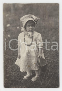 1915 ca ITALIA - COSTUME Bambina con secchiello - Ritratto - Foto 5x9 cm Fotografia d'epoca. FAIR/discreto Lievi smussature agli angoli Formato: 5x9 cm originale e autentica 1