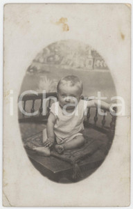 1920 ca ITALIA COSTUME Ritratto di Arturo GINISIO - Bambino - Foto 9x14 cm Fotografia d'epoca in formato cartolina postale, non viaggiata ma con nota manoscritta al verso.  POOR/danneggiato Piegature agli angoli e ai margini, bruniture diffuse Formato: 9x14 cm originale e autentica 1