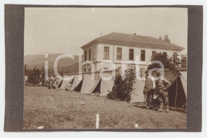 1915 ca WW1 ITALIA Accampamento presso una scuola - Soldati - Foto 14x9 cm
