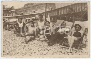 1930 ca ITALIA - COSTUME Famiglia in spiaggia - Foto ANONIMA 9x14 cm Fotografia d'epoca in formato cartolina postale, non viaggiata. VERY POOR/gravemente danneggiato Smussature agli angoli, profonda piegatura diagonale Formato: 14x9 cm originale e autentica 1