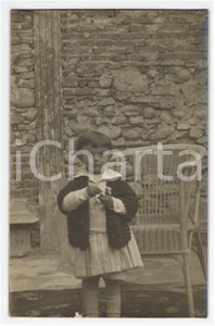 1930 ca ITALIA Bambina con sedia di vimini - Ritratto - Foto ANONIMA 9x14 cm