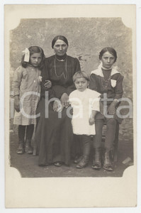 1920 ca COSTUME ITALIA Madre con i tre figli - Foto anonima 9x14 cm