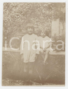1910 ca ITALIA - COSTUME Bambini in giardino - Ritratto - Foto ANONIMA 7x10 cm Fotografia d'epoca. FAIR/discreto Lievi smussature agli angoli Formato: 7x10 cm originale e autentica 1