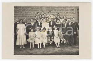 1925 ca COSTUME ITALIA Ritratto di gruppo - Nozze - Foto anonima 14x9 cm  Fotografia originale d'epoca, in formato cartolina postale. POOR/danneggiato residui di colla al recto Formato: 14x9 cm originale e autentica 1