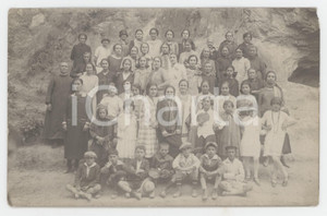 1925 ca ITALIA Gruppo di donne e bambini con sacerdote - Foto anonima 14x9 cm  Fotografia originale d'epoca, in formato cartolina postale. GOOD/buono mancanza angolare Formato: 14x9 cm originale e autentica 1
