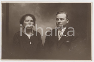 1920 ca CHIERI (TO) Ritratto di due coniugi - Fotografia S. CALOSSO 14x9 cm  Fotografia originale d'epoca, in formato cartolina postale.FOTOGRAFO: Via Vittorio Emanuele 52 - Chieri GOOD/buono  Formato: 14x9 cm originale e autentica 1