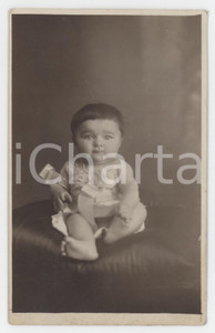 1915 ca VENARIA REALE (TO) Bambina sul cuscino - Ritratto - Foto Camilla TABBIA