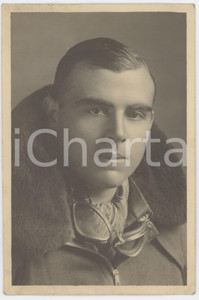 1930 ca ITALIA Ritratto di giovane aviatore *Foto cartolina 9x14 cm Fotografia d'epoca, in formato cartolina postale. FAIR/discreto piccole piegature angolari Formato: 9x14 cm originale e autentica 1