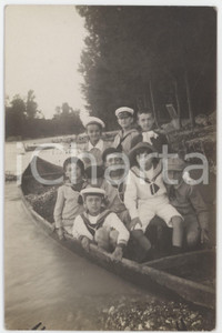 1920 ca COSTUME ITALIA Gruppo di bambini in canoa - Foto anonima 9x14 cm  Fotografia originale d'epoca, in formato cartolina postale. GOOD/buono  Formato: 9x14 cm originale e autentica 1