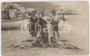 1915 ca LIGURIA Ritratto di gruppo in spiaggia - Foto anonima 14x9 cm  Fotografia originale d'epoca, in formato cartolina postale. FAIR/discreto lievi macchie e minime abrasioni Formato: 14x9 cm originale e autentica 1