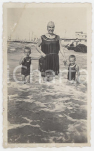 1930 ca COSTUME ITALIA Donna in bagno al mare con i figli - Foto 7x11 cm Fotografia originale d'epoca. POOR/danneggiato danni da umiditÃ  all'angolo superiore sinistro Formato: 7x11 cm originale e autentica 1