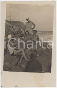 1930 ca COSTUME ITALIA Famiglia al mare su uno scoglio - Foto 9x14 cm Fotografia d'epoca, in formato cartolina postale. FAIR/discreto difetti di stampa e macchie marginali Formato: 9x14 cm originale e autentica 1