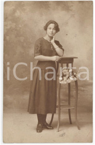 1923 NICE (FRANCE) Giovane donna italiana - Foto M. GERMOND 9x14 cm  Fotografia originale d'epoca, in formato cartolina postale.Dedica manoscritta al verso di "Costanza". FAIR/discreto piegature angolari Formato: 9x14 cm originale e autentica 1