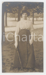 1910 ca COSTUME ITALIA - Ritratto di donna al parco - Foto 6x10 cm