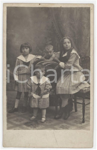 1920 ca BAMBINI ITALIA Quattro fratelli in abito a quadretti *Foto anonima 9x14  Fotografia originale d'epoca, in formato cartolina postale. FAIR/discreto lievi piegature angolari e minime macchie Formato: 9x14 cm originale e autentica 1