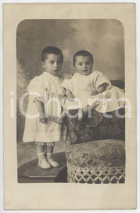 1920 ca BAMBINI ITALIA Due sorelline in abito bianco *Foto anonima 9x14 cm  Fotografia originale d'epoca, in formato cartolina postale. GOOD/buono  Formato: 9x14 cm originale e autentica 1