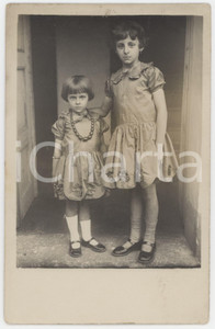 1920 ca BAMBINI - ITALIA Due sorelline in vestito di raso *Foto anonima 9x14