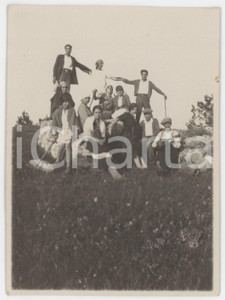 1930 ca ITALIA Gita domenicale in montagna - Amici in posa - Foto di gruppo