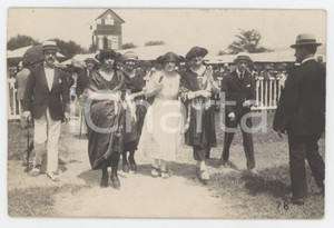 1920 ca COSTUME - ITALIA Donne all'ippodromo - Foto anonima 14x9 cm