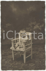1920 ca MILANO Bambino su sedia bianca - Ritratto - Foto Dionigi GATTI 9x14 cm