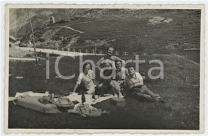 Fotografia d epoca originale 1935 PASSO DELLO SPLUGA Picnic di famiglia  Fotografia anonima 14x9 cm 1