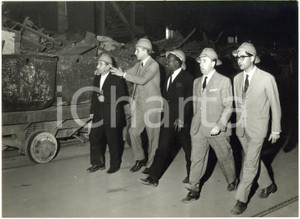 1965 ca ITALIA - ITALSIDER Delegazione africana in visita agli stabilimenti (1)