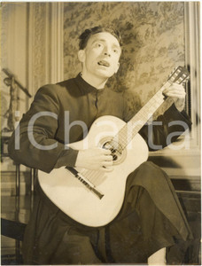 1958 LONDRA - Padre gesuita Aimé DUVAL - Ritratto del cantautore *Foto 15x20 cm