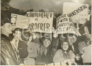 1960 NEW YORK - Manifestanti mostrano cartelloni contro Nikita CHRUSCEV *Foto