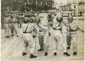 1960 DAMASCUS SYRIA - Poliziotti si allenano nel combattimento corpo a corpo
