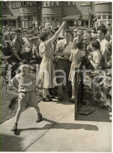 1954 CHADWELL HEATH - Jim PETERS torna a casa dopo gli Empire Games VANCOUVER