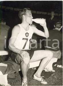 1957 LONDON White City Stadium - Derek IBBOTSON refreshing with a bottle of milk